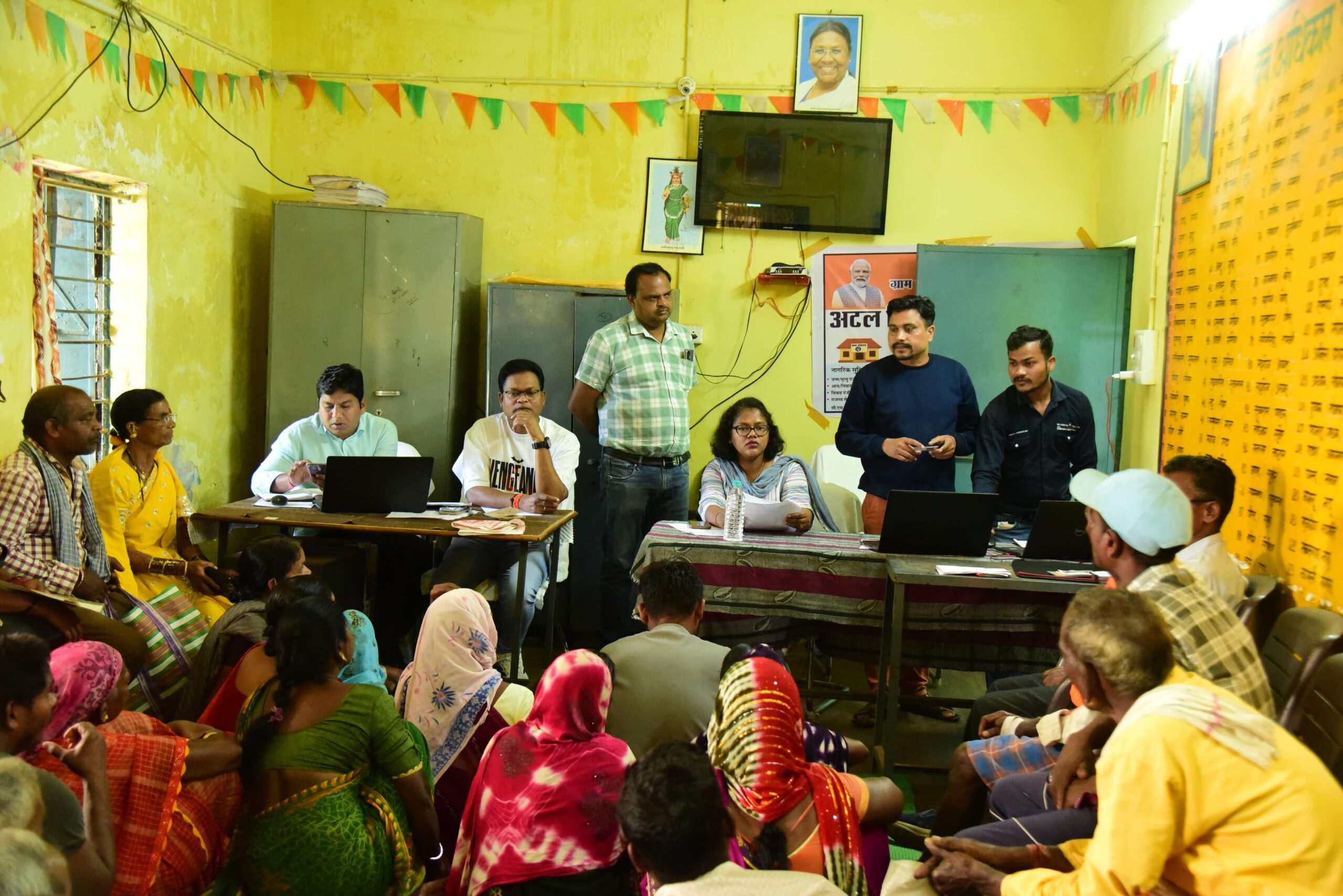 कलेक्टर ने धान खरीदी की तैयारी को लेकर ग्राम मसौरा का किया दौरा