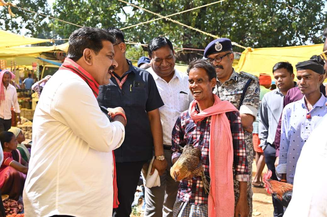 उपमुख्यमंत्री विजय शर्मा पहुंचे गीदम के साप्ताहिक बाजार..