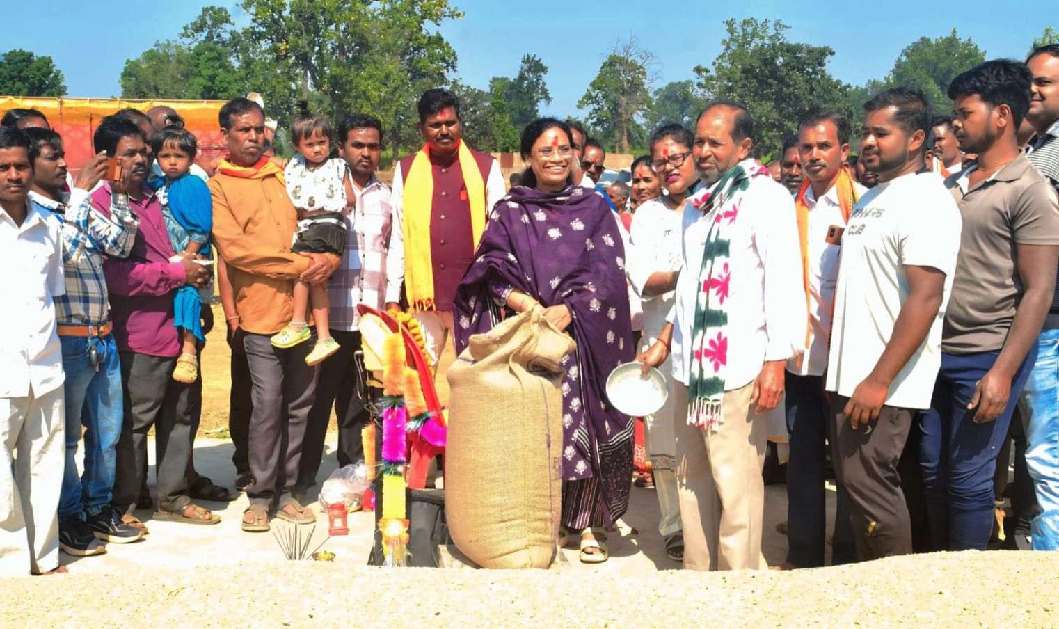 विधायक लता उसेण्डी ने मुलमुला धान खरीदी केंद्र से धान खरीदी कार्य का किया शुभारंभ