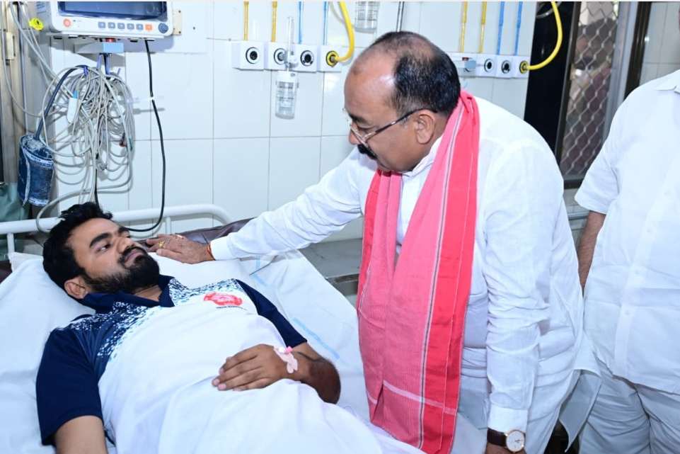 उप मुख्यमंत्री अरुण साव रेल हादसे में घायल लोगों से मिले..