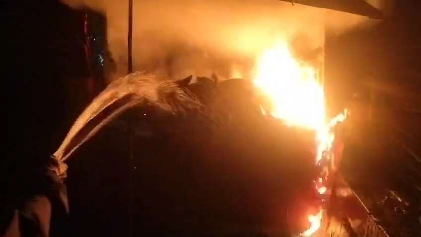 बड़ेराजपुर के जनरल स्टोर में भीषण आग, लाखों का नुकसान..