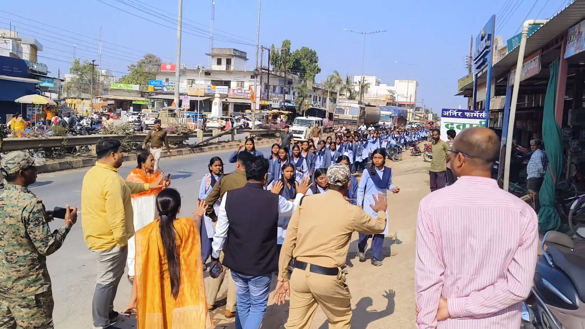 स्कूल मैदान में न्यायालय भवन निर्माण का विरोध तेज, महात्मा गांधी वार्ड के छात्रों की मांग—निर्माण रोका जाए..