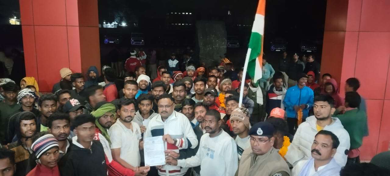 आरक्षक भर्ती में स्थानीय युवाओं को प्राथमिकता देने की मांग को लेकर एनएसयूआई का पैदल मार्च