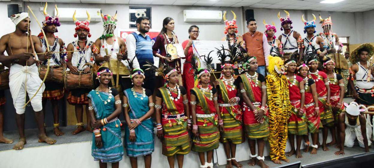 कलेक्टर ने लिंगों घोटुल मांदरी नृत्य दल के कलाकारों का किया सम्मान..