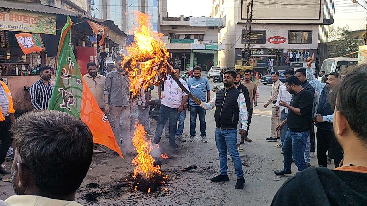 भाजयुमो ने फूंका भूपेश बघेल का पुतला..