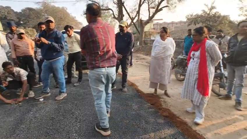 कलेक्टर नूपुर राशि पन्ना ने केशकाल में सड़क निर्माण कार्य का किया  निरीक्षण