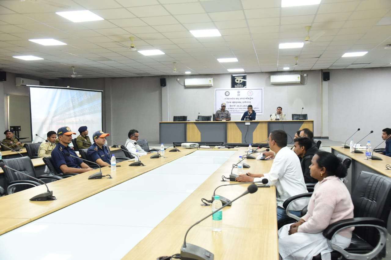 बाढ़ से बचाव मॉक ड्रिल की तैयारियों को लेकर जिला कार्यालय में बैठक