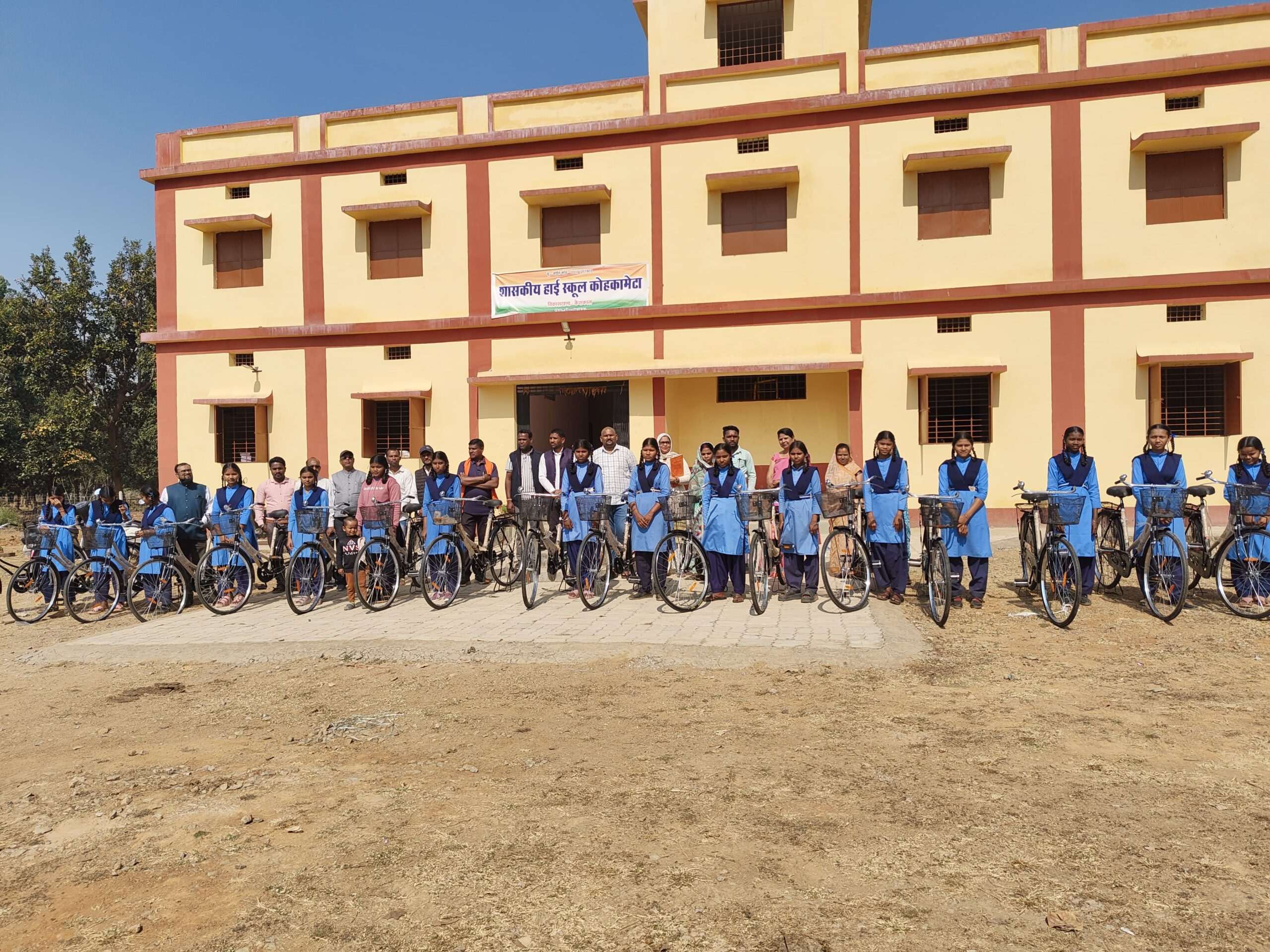 शासकीय हाई स्कूल कोहकमेटा में सरस्वती साइकिल योजना के तहत साइकिल वितरण