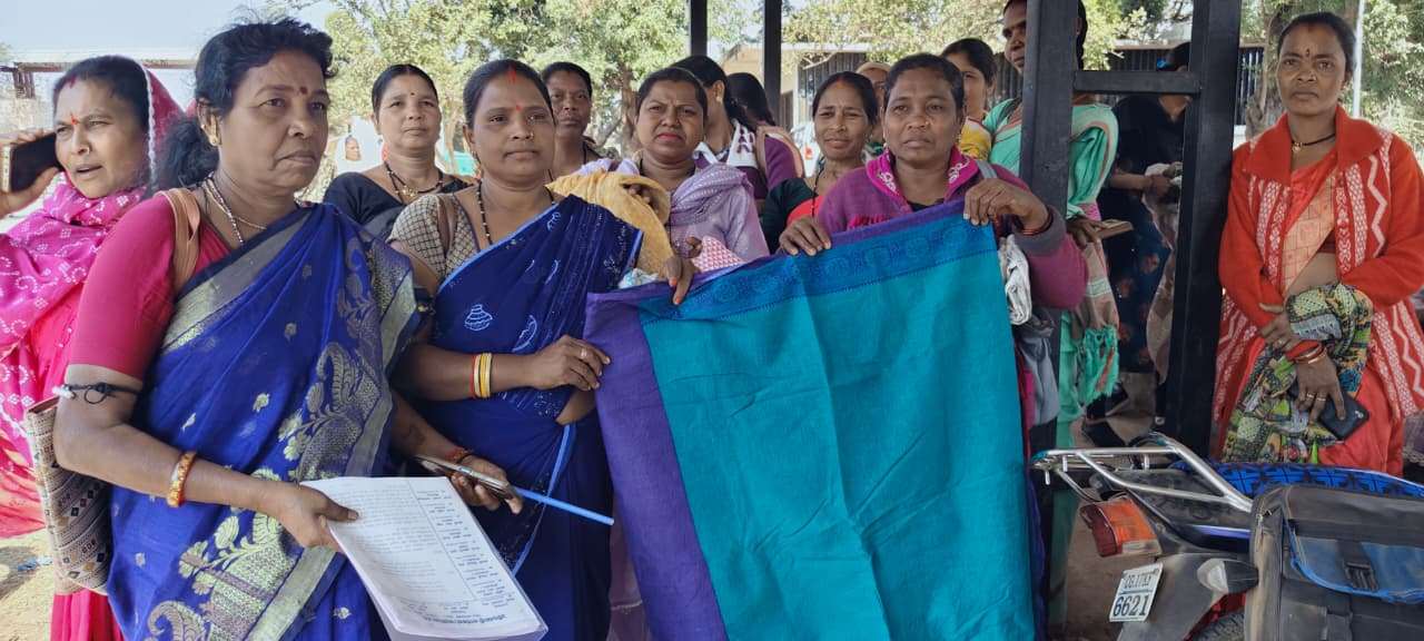 आंगनबाड़ी कार्यकर्ताओं को बांट दी स्तरहीन यूनिफार्म, गुणवत्ता पर उठे सवाल...