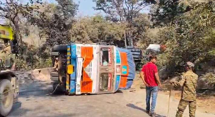 ट्रक पलटने से केशकाल घाट में मेगा जाम, यात्री परेशान...