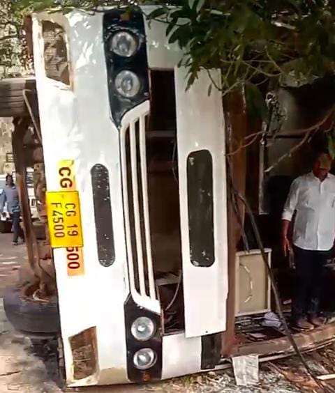 अमाबेड़ा के पास कांकेर बस पलटी, 10 से अधिक यात्री घायल, ड्राइवर-कंडक्टर फरार