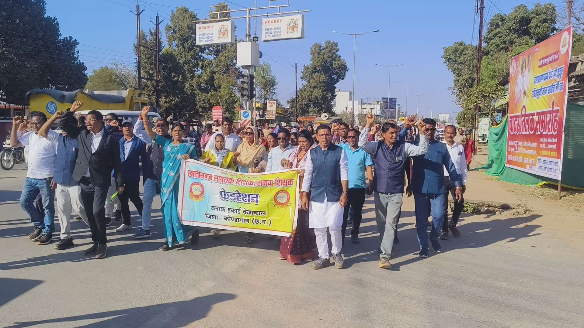 सहायक शिक्षक, समग्र शिक्षक ने अपनी मांगों को लेकर किया धरना-प्रदर्शन