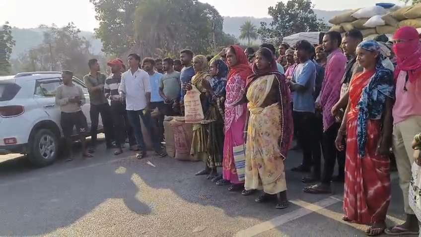 अमानक धान को लेकर खाले मुरवेंड उपार्जन केंद्र में हंगामा