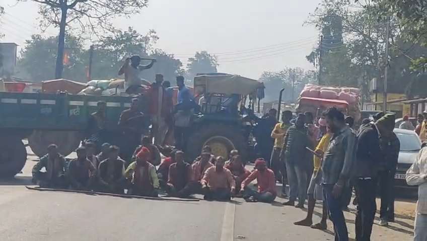 धान उठाव नहीं होने से किसानों का फूटा आक्रोश, बनियागांव में NH-30 पर किया चक्का जाम...