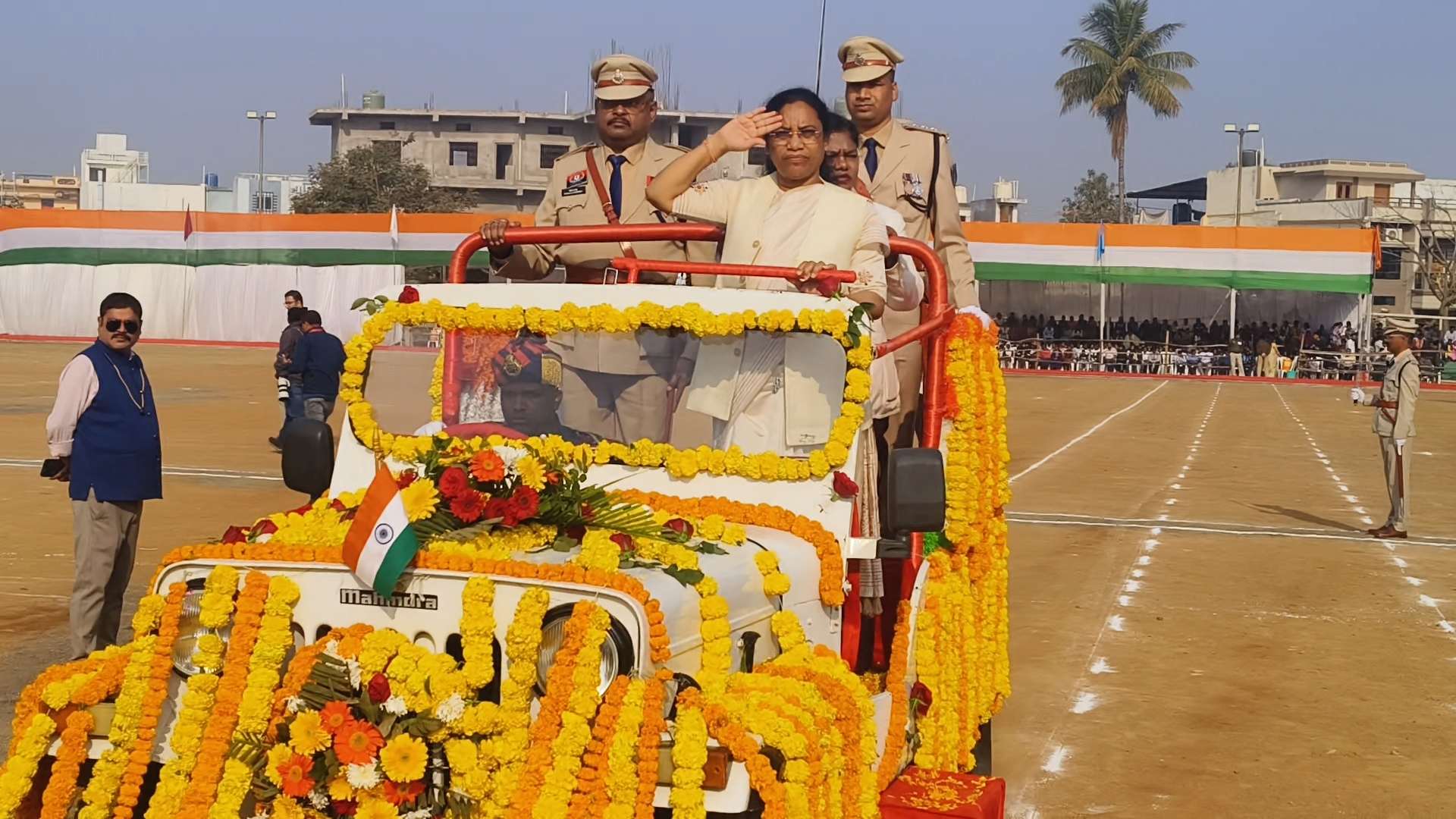 बस्तर प्राधिकरण उपाध्यक्ष व विधायक लता उसेंडी ने फहराया तिरंगा, पुलिस परेड की सलामी ली