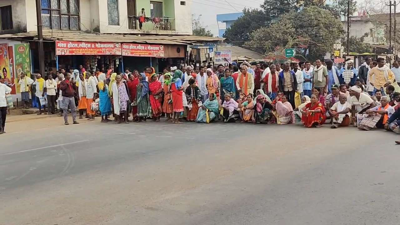 राशि निकासी की समस्या बरकरार, केशकाल–विश्रामपुरी के बाद फरसगांव में किसानों का चक्का जाम...