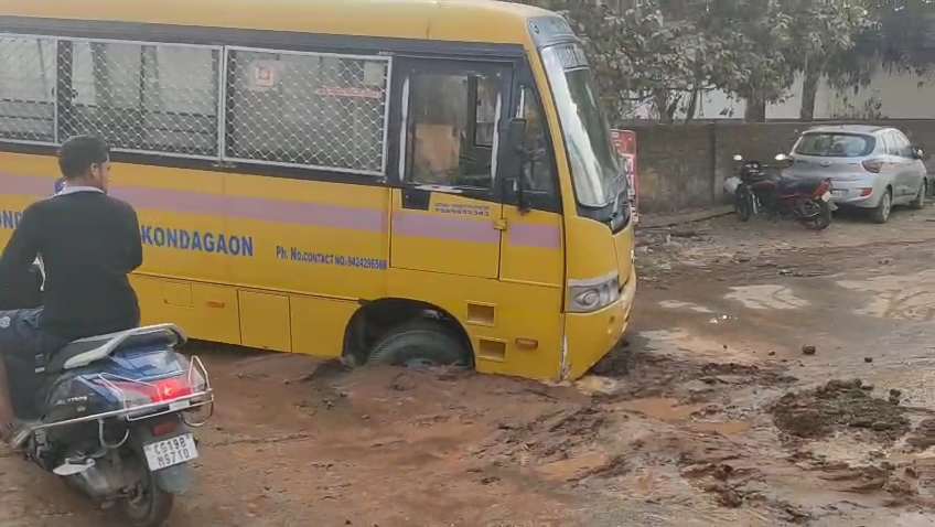 नहरपारा में बच्चों से भरी स्कूल बस गड्ढे में धंसी, बड़ा हादसा टला