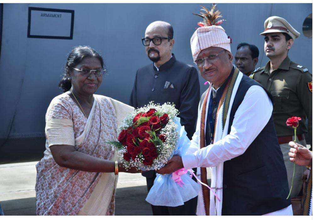 राष्ट्रपति द्रौपदी मुर्मू का जगदलपुर के मां दंतेश्वरी एयरपोर्ट में आत्मीय स्वागत