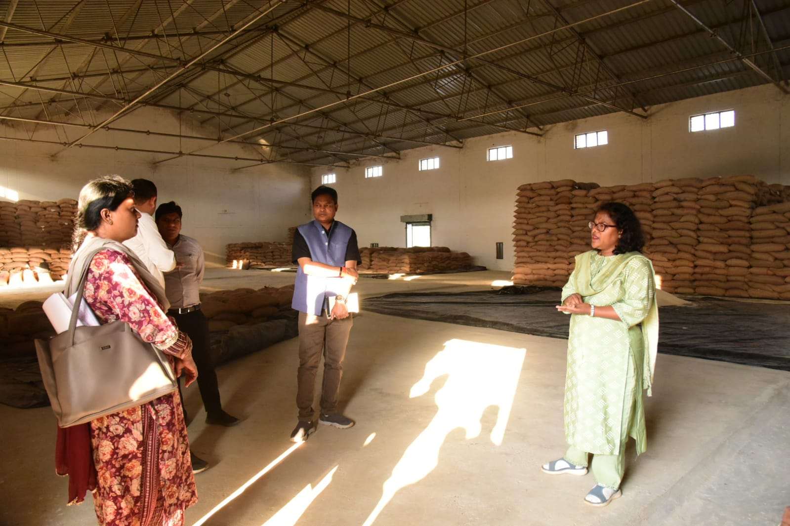 कलेक्टर ने चावल गोदाम का किया निरीक्षण, समय पर राशन वितरण के दिए निर्देश..