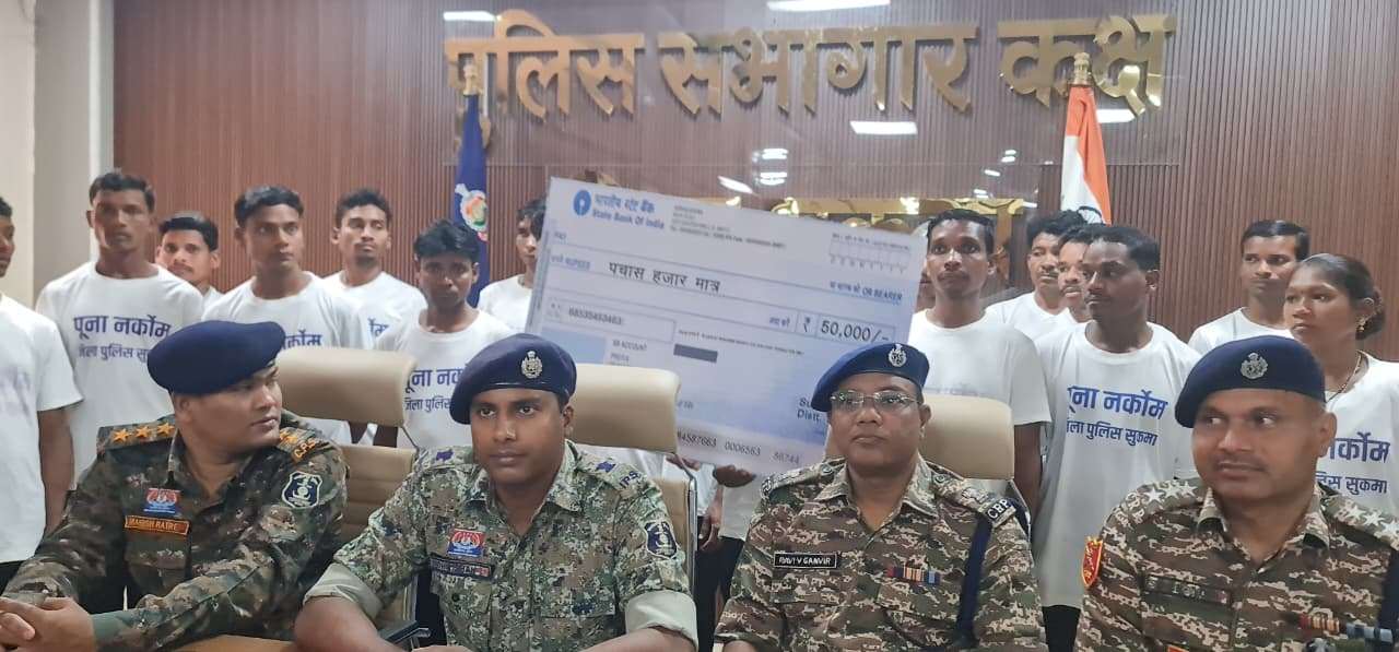 पूना मारगेम’ से प्रभावित होकर 22 माओवादियों ने किया आत्मसमर्पण