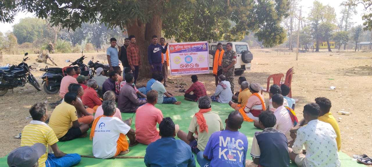 ग्राम देउरबाल में सामुदायिक पुलिसिंग के तहत जागरूकता कार्यक्रम