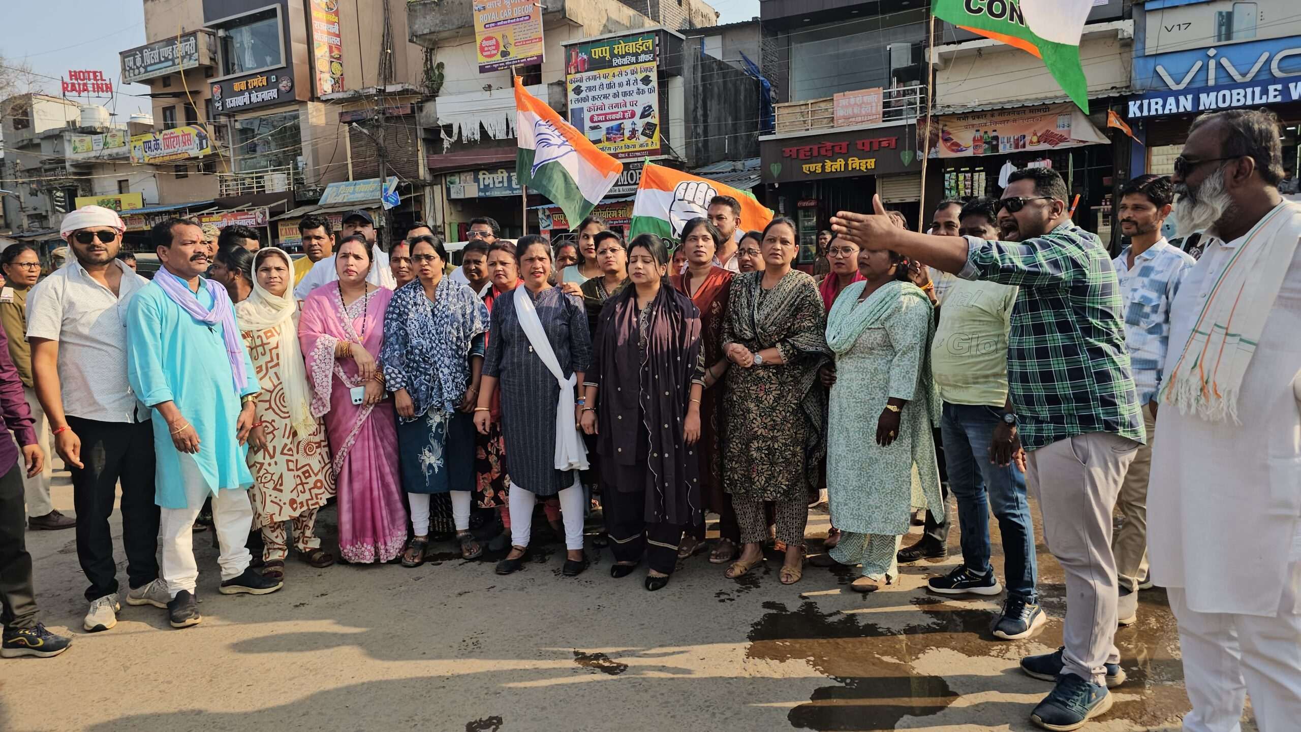 कांग्रेस ने किया पुतला दहन, इस्तीफे की मांग