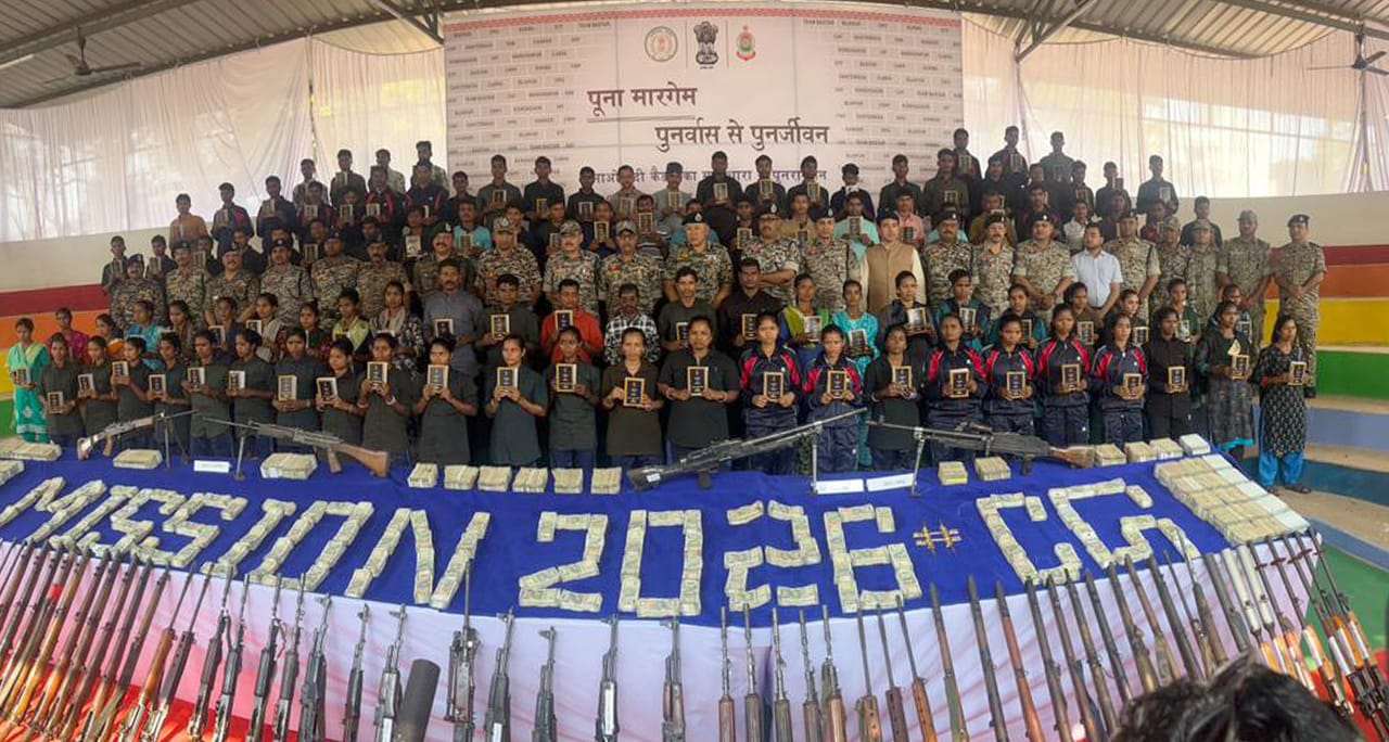 108 माओवादियों ने किया आत्मसमर्पण, नक्सल डम्प से 3.61 करोड़ नकद और 1 किलो सोना बरामद