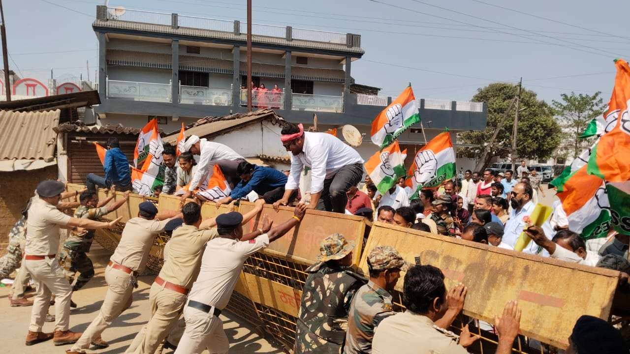 अफीम खेती विवाद पर गरमाई सियासत, कांग्रेस ने किया भाजपा कार्यालय का घेराव